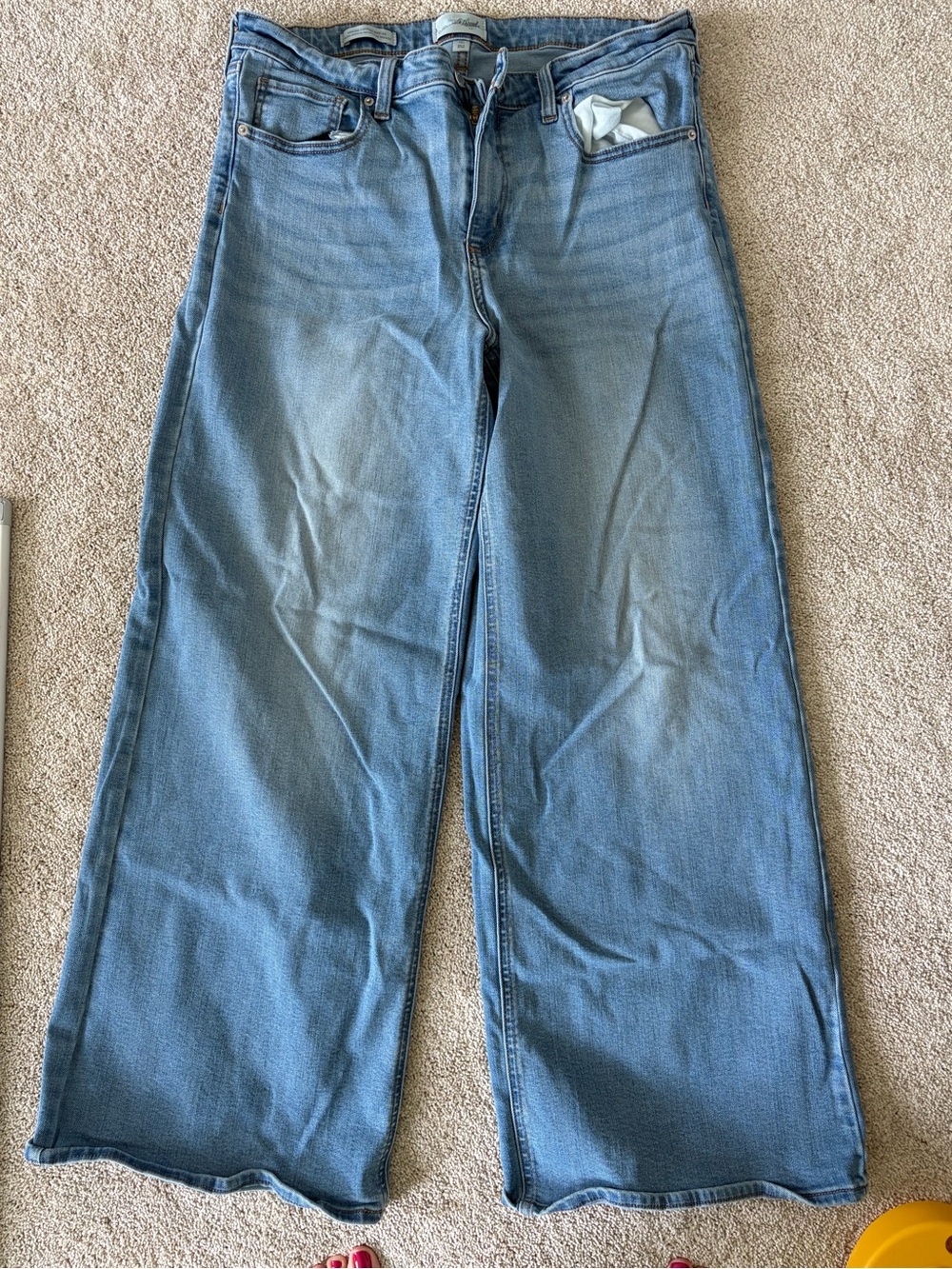 Universal Thread Women’s Wide Leg Jeans in Light Blue Wash